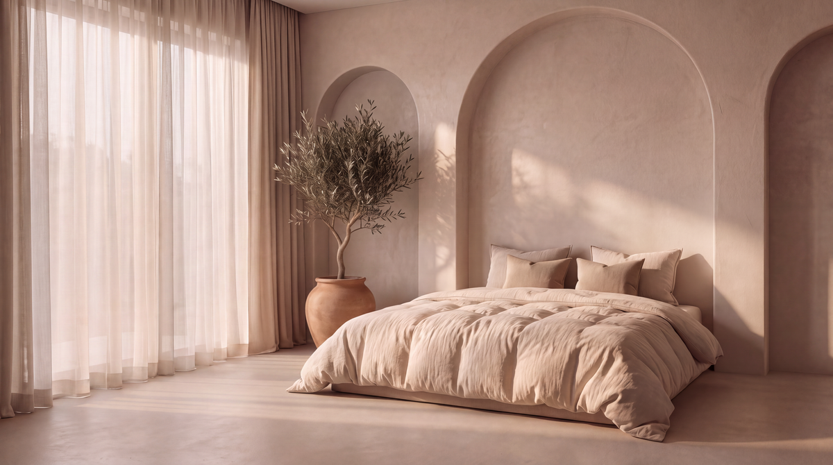 Schlafzimmer mit Bogennischen, Olivenbaum und Musselin-Bettwäsche