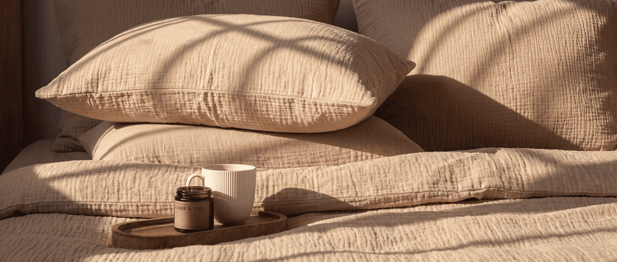 Kissen mit Tablett und Tasse auf Musselin-Bettwäsche